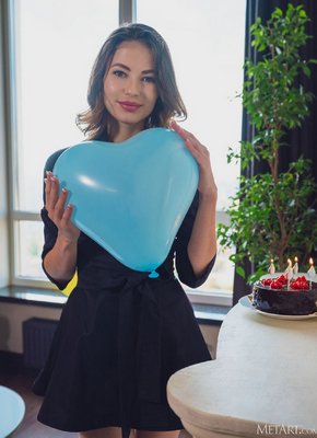 Изящная леди в кружевном белье оголила прелести