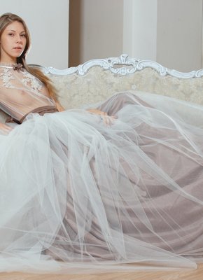 Худенькая девица без трусов показала бритую писю