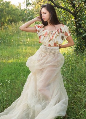 Горячая дамочка оголила маленькие титьки