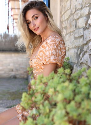 Сучка без трусов задрала короткую юбку