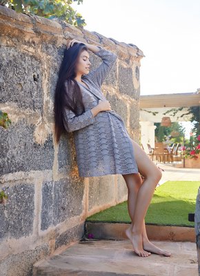 Голая красивая девушка с волосатым лобком