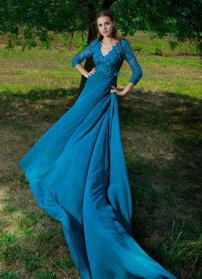 Молодая девица снимает платье на природе