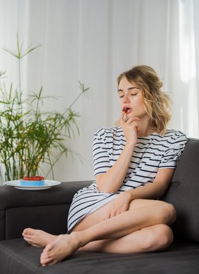 Модель без нижнего белья засветила розовую киску