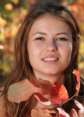 Милашка гуляет в лесу без белья