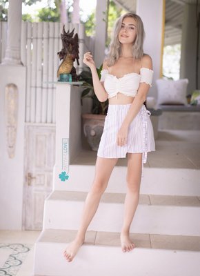 Нежная блондинка показала большие дойки