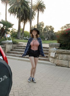 Грудастая девушка в майке без лифчика