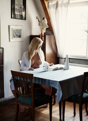 Блондинка с аппетитными формами снимает трусы