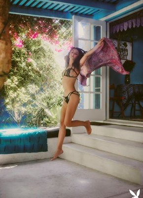 Горячая телка оголила титьки с проколотыми сосками