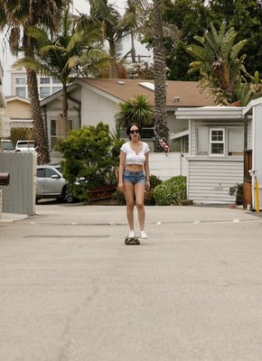 Сучка в коротких шортах гуляет на улице