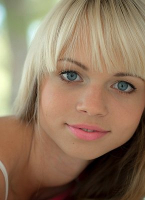 Молодая блондинка с небольшими сиськами