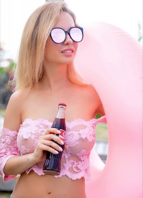 Красивая девушка с натуральными сиськами