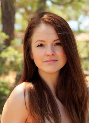 Молодая показывает письку на природе