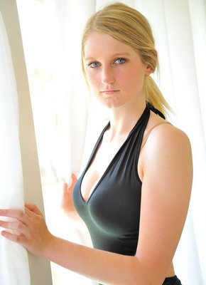 Блондинка в коротком платье без трусов