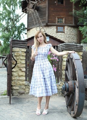 Девушка показала волосатую письку