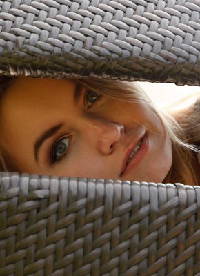 Девица тайком оголяется на улице