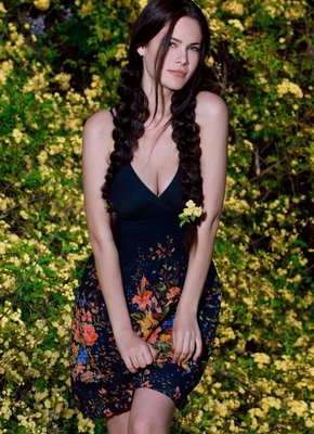 Молоденькая брюнетка позирует голой на природе