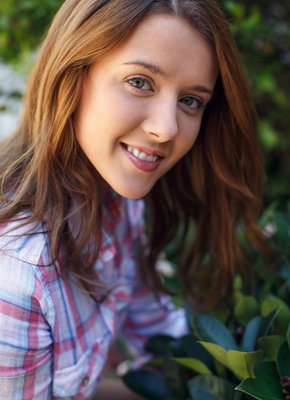 Симпотная шатенка показала голое тело в деревне