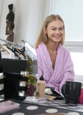 Молоденькая эротическая модель на съёмках