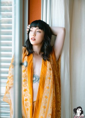 Шикарная брюнетка с упругой жопой без трусов