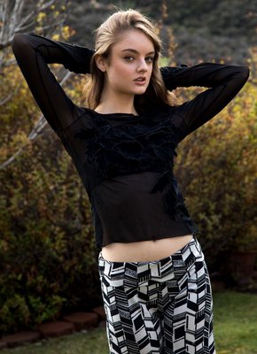 Худышка снимает нижнее белье и позирует в постели