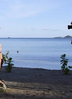 Тощая девушка голая гуляет на пляже