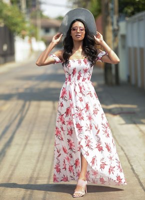 Смуглая красотка купается в бассейне