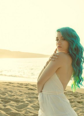 Неформалка с пирсингом на пляже