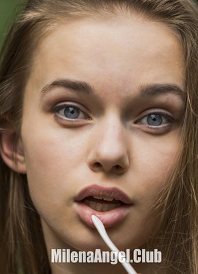 Молодая девка в туфлях светит писькой на лавочке