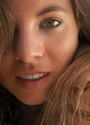 Очаровательная шатенка страстно позирует на пляже