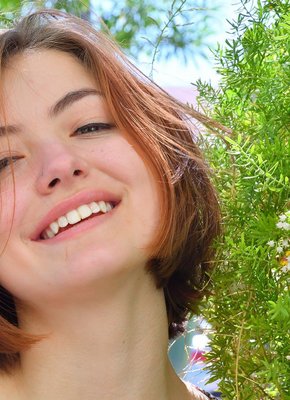 Шатенка снимает платье и демонстрирует упругие сиськи