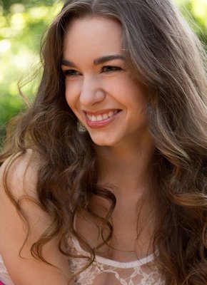 Симпатичная девица без трусиков сняла юбку на улице