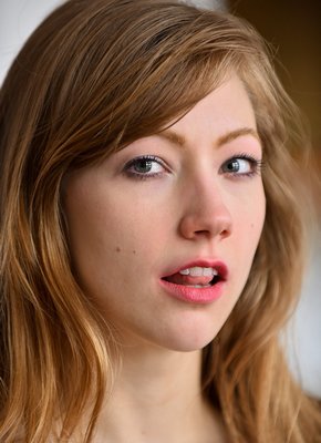 Красивая девушка в штанах оголяет бритую письку