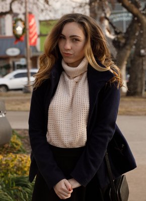 Милая девица в юбке показала попку и сиськи в библиотеке