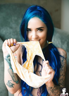 Неформалка с синими волосами в неглиже