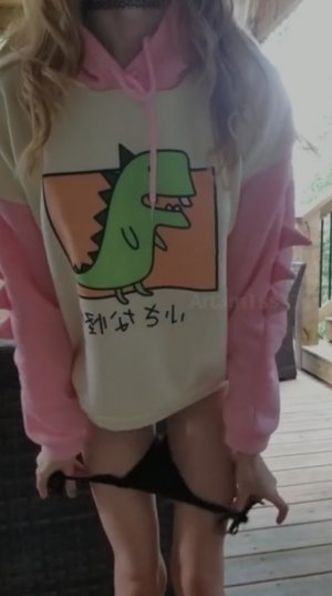 Откровенная телочка сняла трусики и дерзко шлепнула себя по худой попке