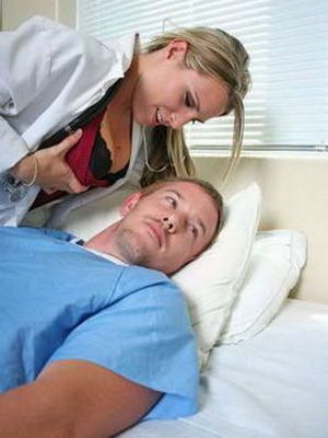 Порно Медсестричка лечит минетом