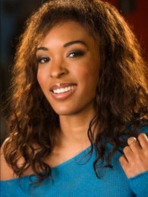 Эротичная Patrice Hollis показала сисички