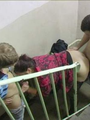 Парни трахают зрелую мамашу соседку